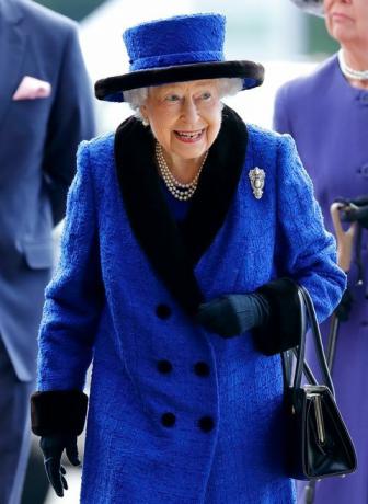 ascot, reino unido 16 de outubro embargado para publicação em jornais do reino unido até 24 horas após criar data e hora rainha elizabeth ii participa do qipco british champions day no ascot racecourse em 16 de outubro de 2021 em ascot, inglaterra foto de max imagens de mumbyindigogetty