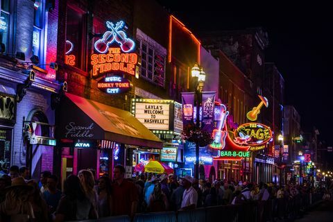 Sinais de néon na baixa Broadway (Nashville) à noite