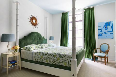 quarto branco com cama de dossel e cortinas verdes