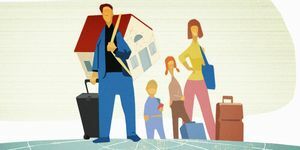 Família carregando casa e bagagem