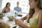 15 regras da mesa de jantar que nunca devem ser quebradas, de acordo com as mães