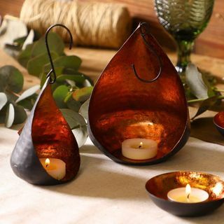 Dois castiçais pendurados de cobre para velas de chá de outono