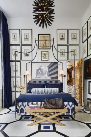 quarto, lençóis de linho azuis, parede de arte da galeria