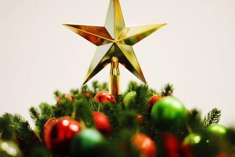 Close-up de forma de estrela na árvore de Natal, sobre fundo branco