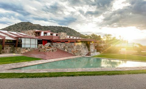 Edifício Taliesin West com água na frente projetado por Frank Lloyd Wright