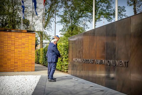 o rei willem alexander, da holanda, inaugura o monumento nacional do holocausto em amsterdã