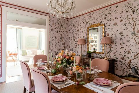 sala de jantar, papel de parede floral rosa, mesa oval de madeira com cadeiras de veludo rosa, decoração floral