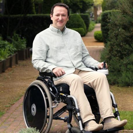 paisagista e apresentador mundial dos jardineiros Mark Lane em uma cadeira de rodas no jardim do Museu Geffrye