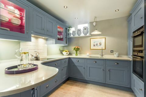 Cozinha estilo shaker com armários azuis claros