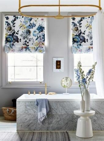 Inspiração floral da janela do banheiro para o verão