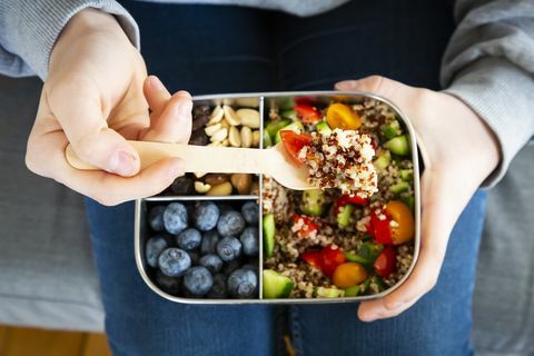 Lancheira com salada de quinoa com tomate e pepino, baga azul e mistura de trilha