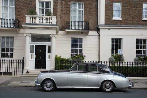 Carro Rolls Royce Silver Cloud vintage estacionado em frente à arquitetura clássica em Belgravia London