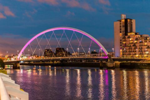 Reino unido, escócia, glasgow, iluminado, clyde, arco ponte, sobre, rio clyde, em, anoitecer