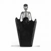 Esta vela de caixão derrete para revelar um esqueleto assustador, então acenda-o no Halloween