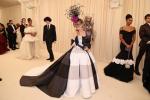 A roupa de gala do Met de Sarah Jessica Parker presta homenagem a um designer preto pioneiro. Veja fotos aqui.