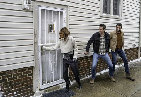 halle berry, junto com draw e jonathan scott, demonstram a casa do professor da quinta série de halle, como visto em celebridade iou