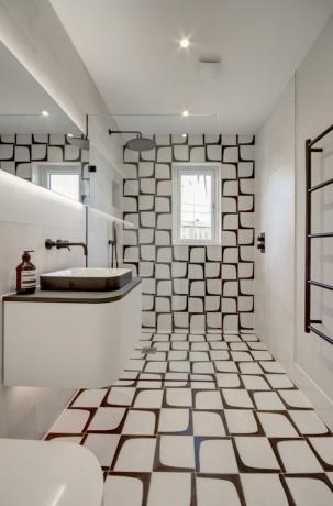 quarto úmido de designer, painel de banheiro úmido eauzone em preto fosco, personalizado com molduras mínimas e suportes de parede