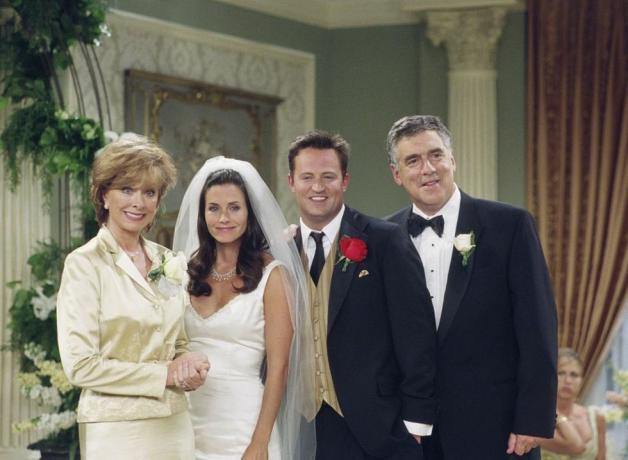 Amigos, aquele com Monica e Chandlers, episódio de casamento 24, exibido em 5172001, retratado lr christina pickles como Judy Geller, Courteney Cox como Monica Geller Bing, Matthew Perry como Chandler Bing, Elliott Gould como Jack Geller Foto de Danny Feldnbcu Foto banco