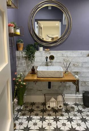 pequena área de banheiro no térreo com azulejos de destaque