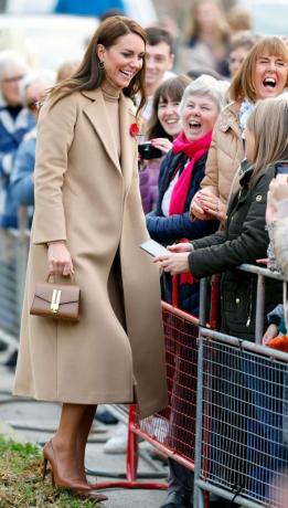 o príncipe e a princesa de gales visitam scarborough