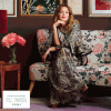Drew Barrymore esconde TV no quarto em casa com tapeçaria de macramê