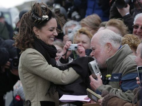 Kate Middleton tem a mão beijada por um fã da realeza