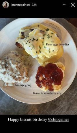 prato de molho de salsicha, manteiga e geleia de morango e ovos da fazenda Benedict com texto ao lado da comida