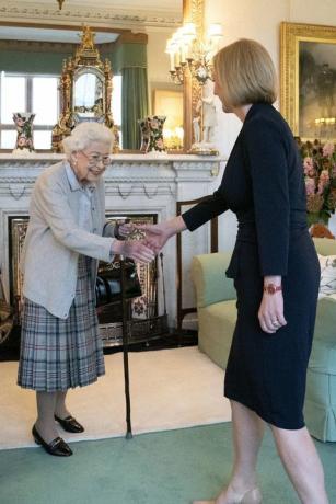 a rainha elizabeth ii e o novo líder do partido conservador e primeiro-ministro britânico elegem liz truss se encontram no castelo balmoral