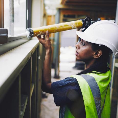 trabalhador da construção civil feminino no canteiro de obras