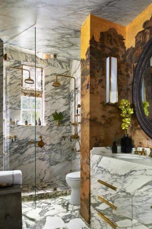 banheiro de mármore, ferragens de ouro