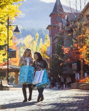 duas amigas animadas com as compras durante a temporada de ação de graças