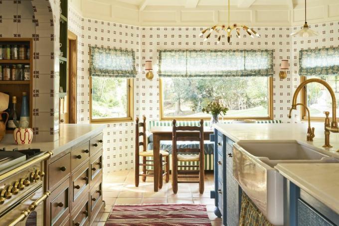 cozinha azulejada branca com trilho de panela de latão