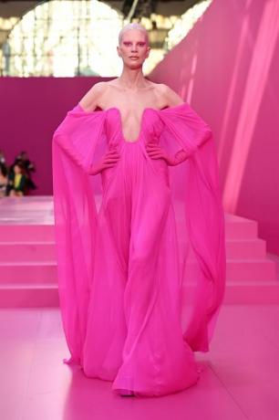 mulher de vestido rosa na passarela rosa