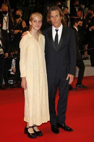 cannes, frança, 10 de julho de 2021 danny moder e filha hazel moder chegam à estreia do dia da bandeira durante o 74º cannes festival de cinema realizado no palais des festivals em cannes, frança, crédito da foto deve ser lido p lehmanbarcroft media via getty imagens