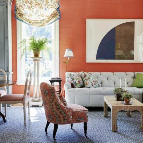 sala de estar, papel de parede laranja, sofá branco