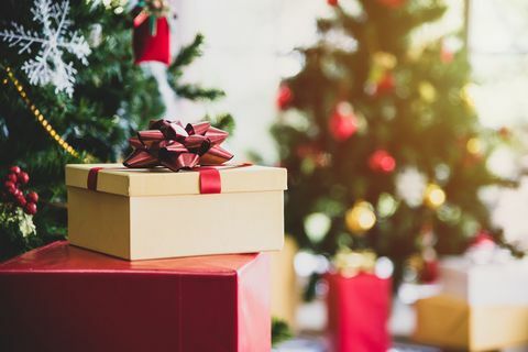 árvore de Natal com presentes e decorações na sala de estar