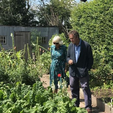 monty don dá as boas-vindas à camilla, hrh duquesa da cornualha, a longmeadow, onde ela compartilha seu amor pela jardinagem