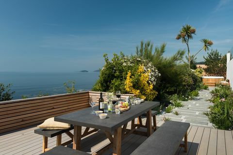 Área de jantar ao ar livre com vista para o oceano