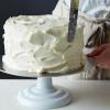 Este bolo branco liso tem uma surpresa festiva para dentro!