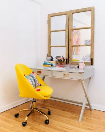cadeira amarela, mesa