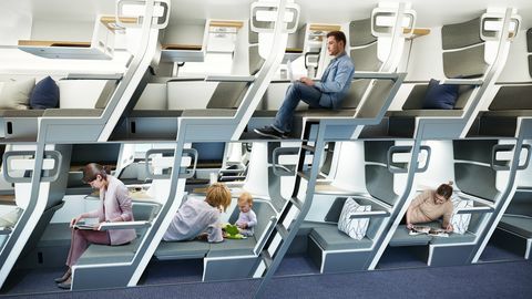 assentos de avião que permitem que os passageiros se deitem
