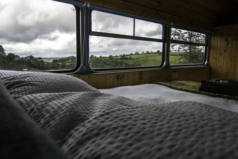 Fique em um ônibus Double Decker vintage convertido na zona rural de Gales