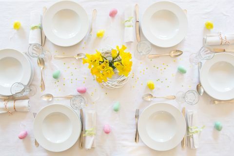 Colocou a mesa de Páscoa com um monte de narcisos