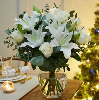 Bouquet de rosas brancas e flores de lírio de inverno (entrega a partir de 18 de novembro de 2021)