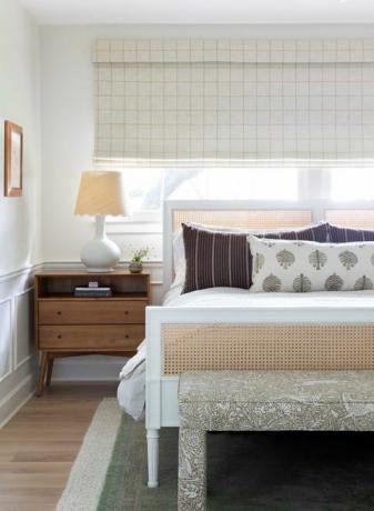 quarto principal, mesa de cabeceira de madeira, estrutura de cama branca e de rattan, tapete verde, sancas
