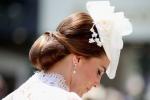Kate Middleton usa vestido de Alexander McQueen de renda branca no Royal Ascot