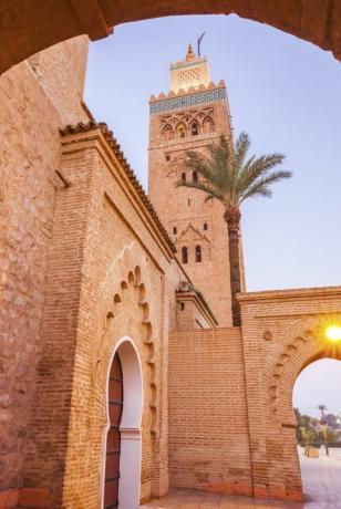 vista de ângulo baixo da mesquita koutoubia em marraquexe, marrocos