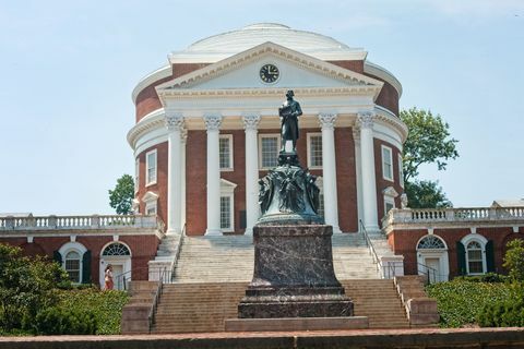 estátua de thomas jefferson em frente à rotunda no campus da universidade da virgínia, charlottesville, virgínia