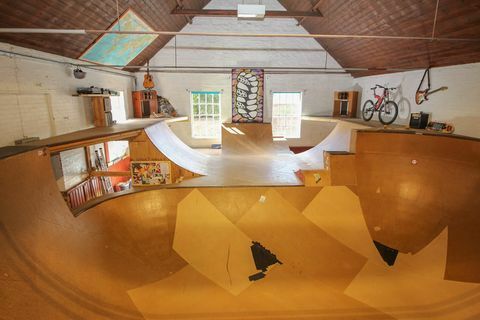 um vilarejo reformado com seu próprio skatepark à venda em Norfolk