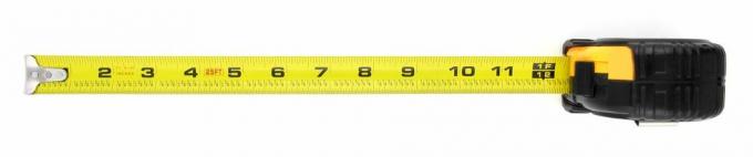 fita métrica estendida para um pé ou doze polegadas